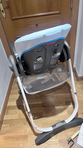 Trona de bebé de la marca Chicco con bandeja