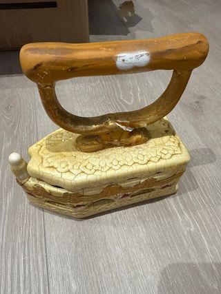 Plancha decorativa antigua,está dañada.