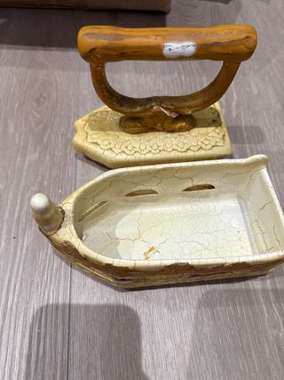 Plancha decorativa antigua,está dañada.