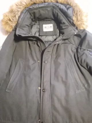 Abrigo chaquetón chico negro con capucha de pelo