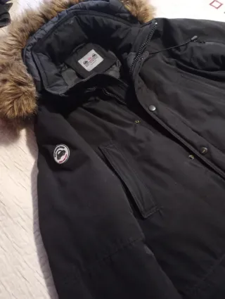 Abrigo chaquetón chico negro con capucha de pelo