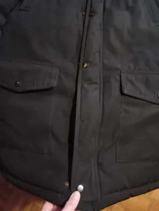 Abrigo chaquetón chico negro con capucha de pelo