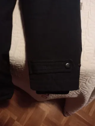 Abrigo chaquetón chico negro con capucha de pelo