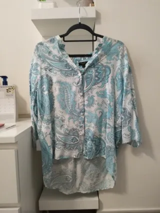 Camisa estampada azul y blanca