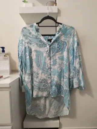 Camisa estampada azul y blanca