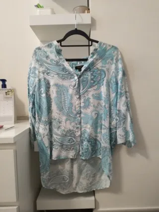 Camisa estampada azul y blanca