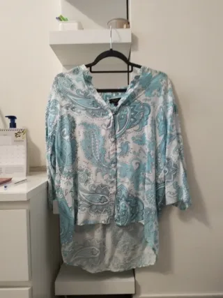 Camisa estampada azul y blanca