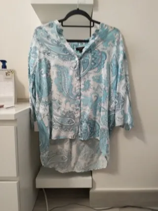 Camisa estampada azul y blanca