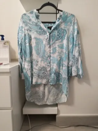 Camisa estampada azul y blanca