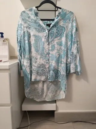 Camisa estampada azul y blanca