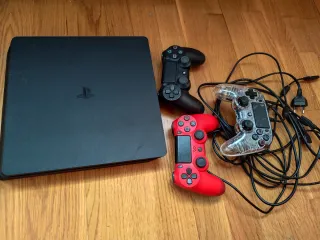 PS4 (PlayStation 4) con 3 controller