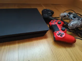 PS4 (PlayStation 4) con 3 controller