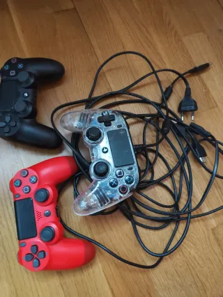 PS4 (PlayStation 4) con 3 controller