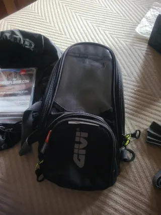 Mochila Givi imantada depósito moto con funda.
