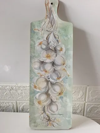 Tabla de cortar o adorno con ajos