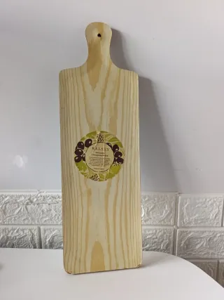 Tabla de cortar o adorno con ajos