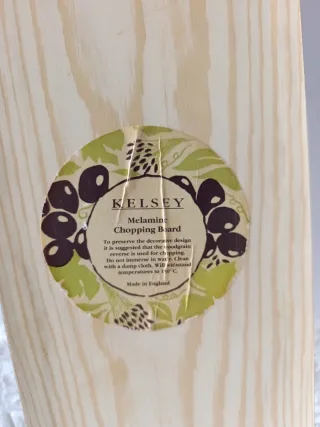 Tabla de cortar o adorno con ajos