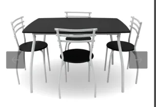 Mesa Comedor Negra con 4 Sillas Metálicas