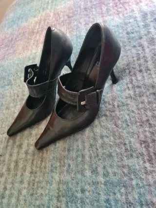 Zapatos de tacón negros con tira.