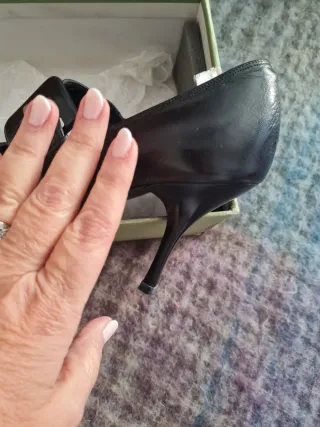 Zapatos de tacón negros con tira.