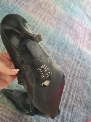 Zapatos de tacón negros con tira.