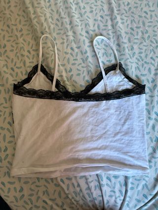 Top blanco con encaje negro