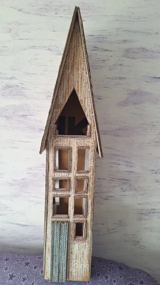 Casa de cartón hecha a mano