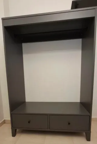 Armario abierto madera gris