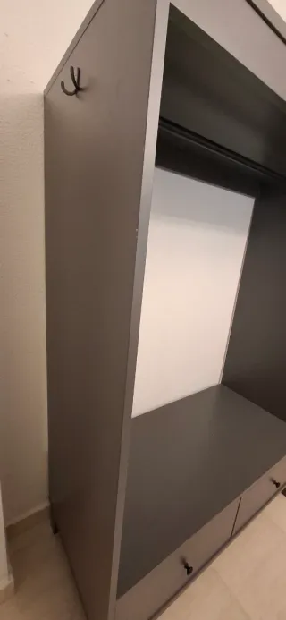 Armario abierto madera gris