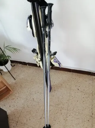 Esquís VOLK, bastones de esquí y bolsa de botas