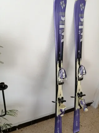 Esquís VOLK, bastones de esquí y bolsa de botas