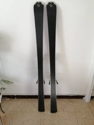 Esquís VOLK, bastones de esquí y bolsa de botas