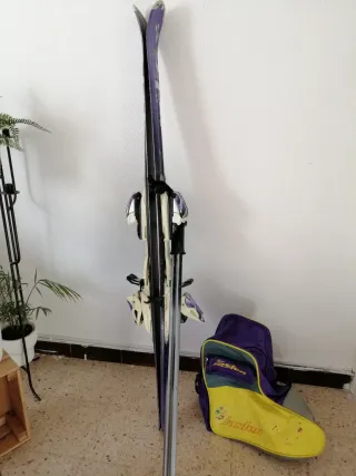 Esquís VOLK, bastones de esquí y bolsa de botas