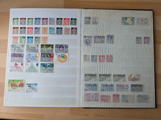 Álbum con cientos de sellos mundiales matasellados