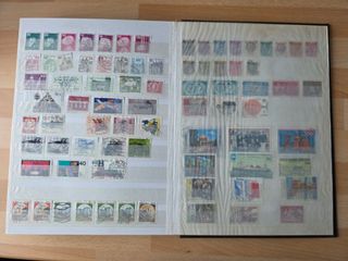 Álbum con cientos de sellos mundiales matasellados