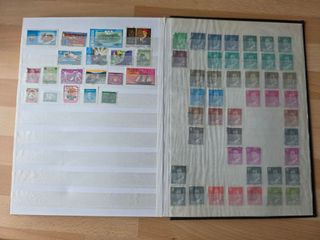 Álbum con cientos de sellos mundiales matasellados