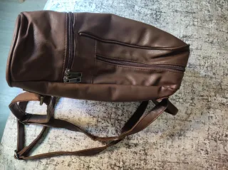 Mochila imitación piel marrón