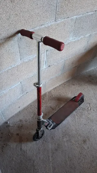 Patinete infantil rojo y negro