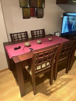 Conjunto mesa y 4 sillas comedor estilo colonial.