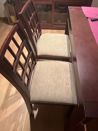 Conjunto mesa y 4 sillas comedor estilo colonial.