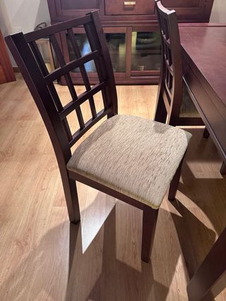 Conjunto mesa y 4 sillas comedor estilo colonial.