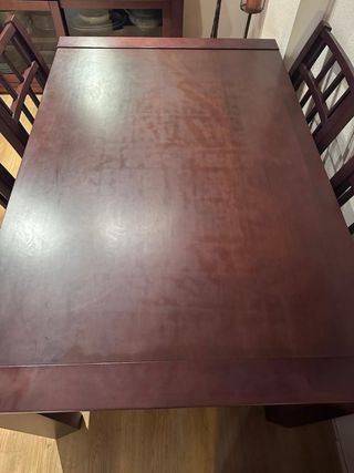 Conjunto mesa y 4 sillas comedor estilo colonial.