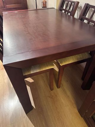 Conjunto mesa y 4 sillas comedor estilo colonial.