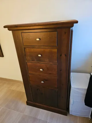 Cómoda de madera oscura