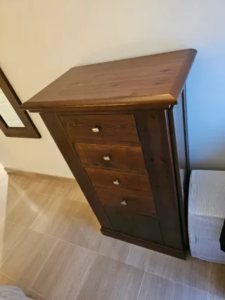Cómoda de madera oscura