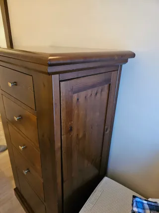 Cómoda de madera oscura