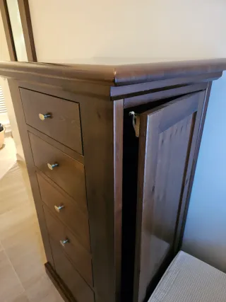 Cómoda de madera oscura