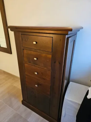 Cómoda de madera oscura