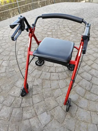 Andador plegable con asiento y frenos