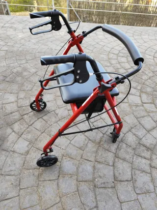 Andador plegable con asiento y frenos